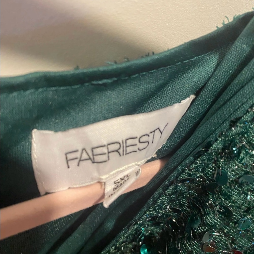 Elegant Green Long Sleeve Evening Dress - Picture 3 of 3